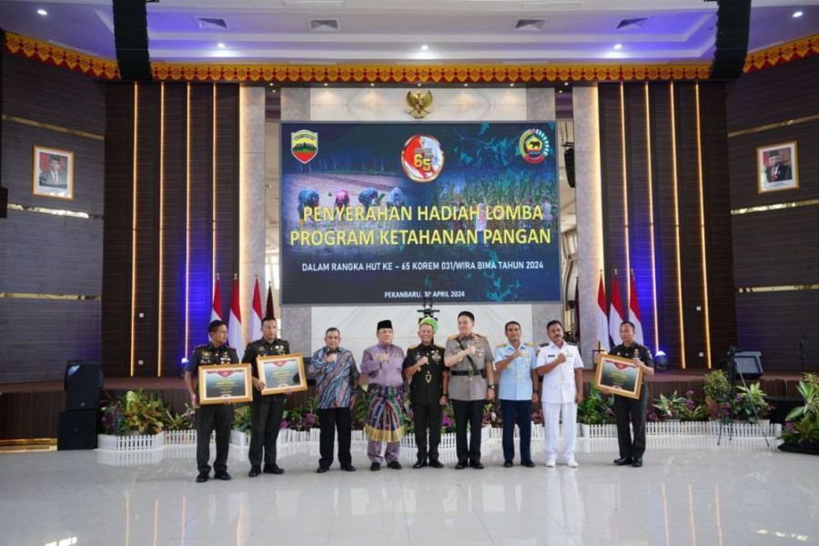 Pj Gubri SF Hariyanto Beri Hadiah Haji hingga Renovasi Rumah Prajurit Berprestasi