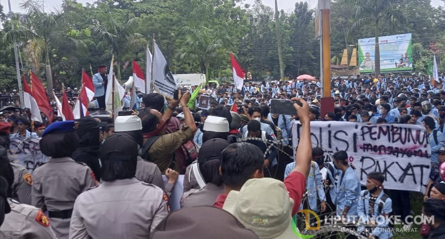 Ribuan Mahasiswa Demo di DPRD Riau Tuntut Reformasi Polisi, Minta Bebaskan Aktivis Khariq Anhar