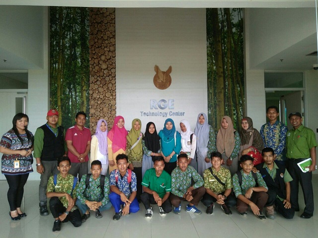 Enam Sekolah Terpukau Lihat Proses Pembuatan Kertas