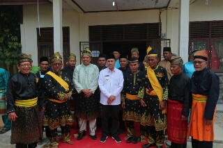 Bupati Siak Dampingi Gubri Acara Pengukuhan Pemangku Adat Kampung