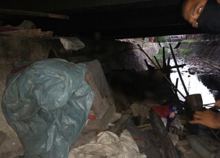 Sesosok Mayat Ditemukan dengan Kondisi Membusuk & Membengkak di Bawah Jembatan 