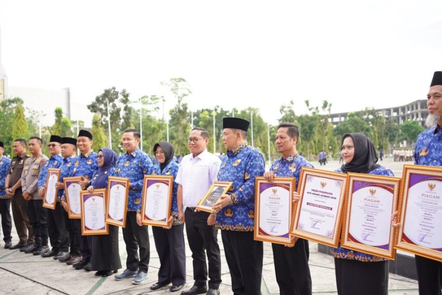 Lima Kabupaten-Kota Boyong Penghargaan UHC 2025 dari Pemprov Riau