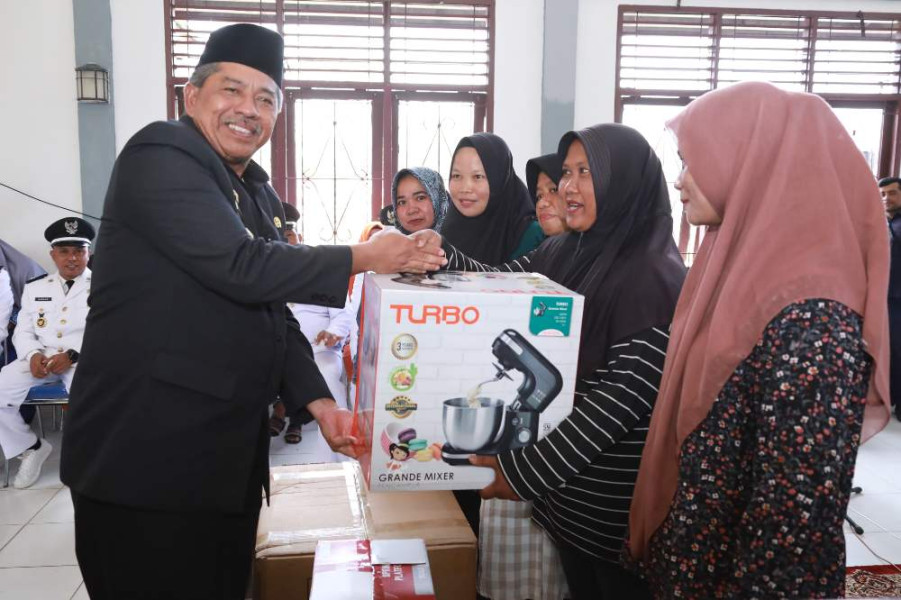 Bupati Siak Alfedri Serahkan Bantuan Alat Produksi Bahan Pangan Olahan Tepung Lengkap untuk 3 Kampung Se-Kecamatan Mempura