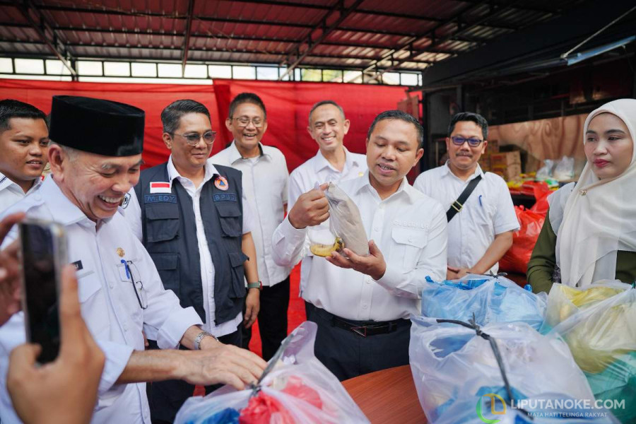 Gubri Abdul Wahid Kunjungi Dapur Umum Dinas Sosial, Periksa Menu dan Bahan Pokok