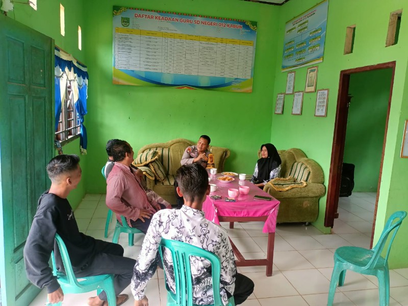 Bhabinkamtibmas Polsek Kabun Temu Jum'at Curhat Bersama Masyarakat Desa Batu Langkah Besar