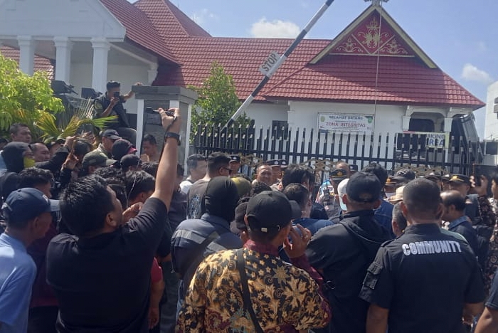 Pertanyakan Prosedur PK di PTUN Pekanbaru, Massa Aksi Sebut Berkas Hanya Transif Bagaikan Kantor Pos