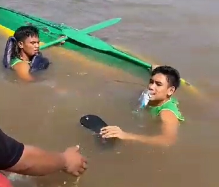 Lomba Pacu Sampan di Pulau Semut Diwarnai Insiden, Sampan Karam Anak Pacuan Mengapung Kelelahan