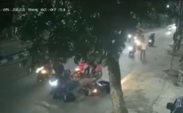 Rekaman CCTV Pengendera Motor Tiba-tiba Dikeroyok Sekelompok Orang Viral, Polisi Buru Pelaku