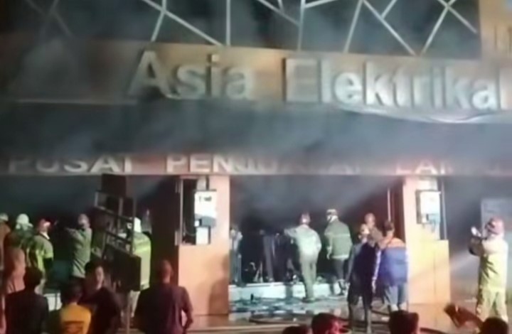 Toko Lampu di Jalan Sudirman Pekanbaru Terbakar, Tak ada Korban Jiwa Ruko Rusak Parah