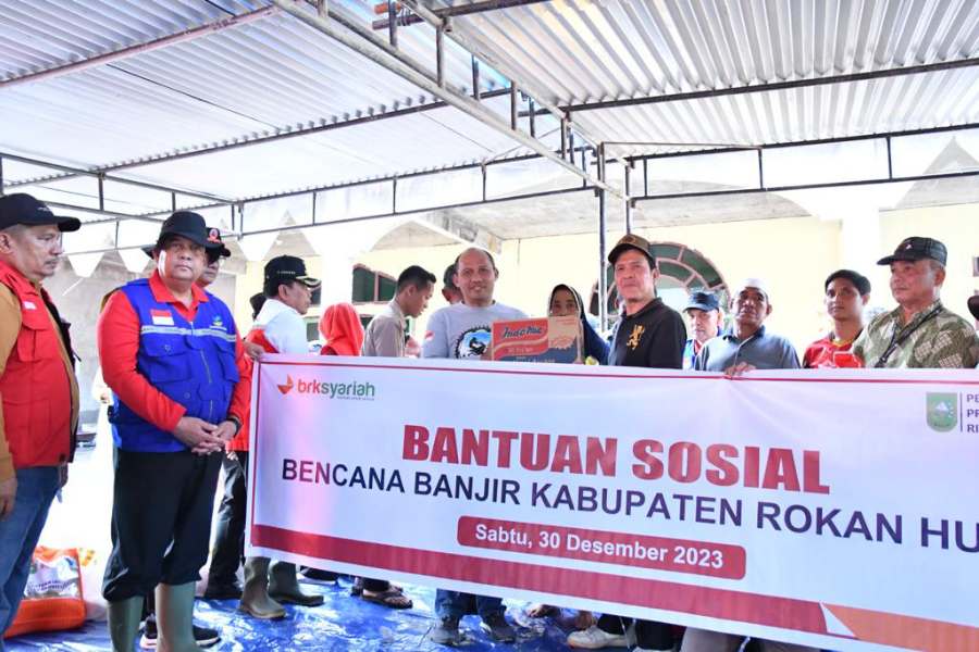 Peduli Korban Banjir, BRK Syariah Serahkan Bantuan Sembako di Rokan Hulu