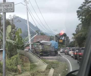 Ratusan Kendaraan Terjebak Macet Berjam-jam Menuju Sumbar, Ini Penyebabnya