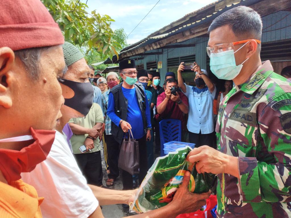 Datangi Lokasi Kebakaran, Dandim Bersama Kapolsek dan Yayasan Vioni Bersaudara Serahkan Bantuan