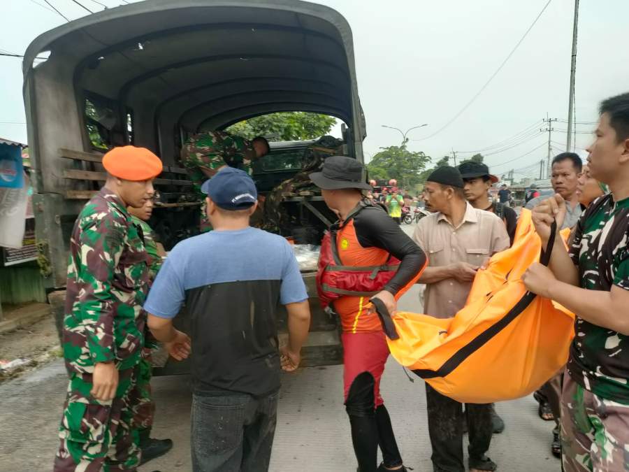 Bocah Hanyut di Parit Perumahan Sidomulyo Pekanbaru Ditemukan Meninggal Dunia