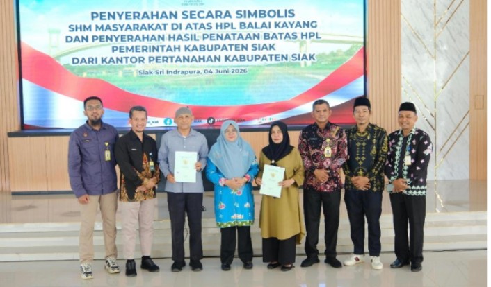 Setelah Menanti 20 Tahun, Warga Balaikayang Siak Terima Sertifikat Hak Milik