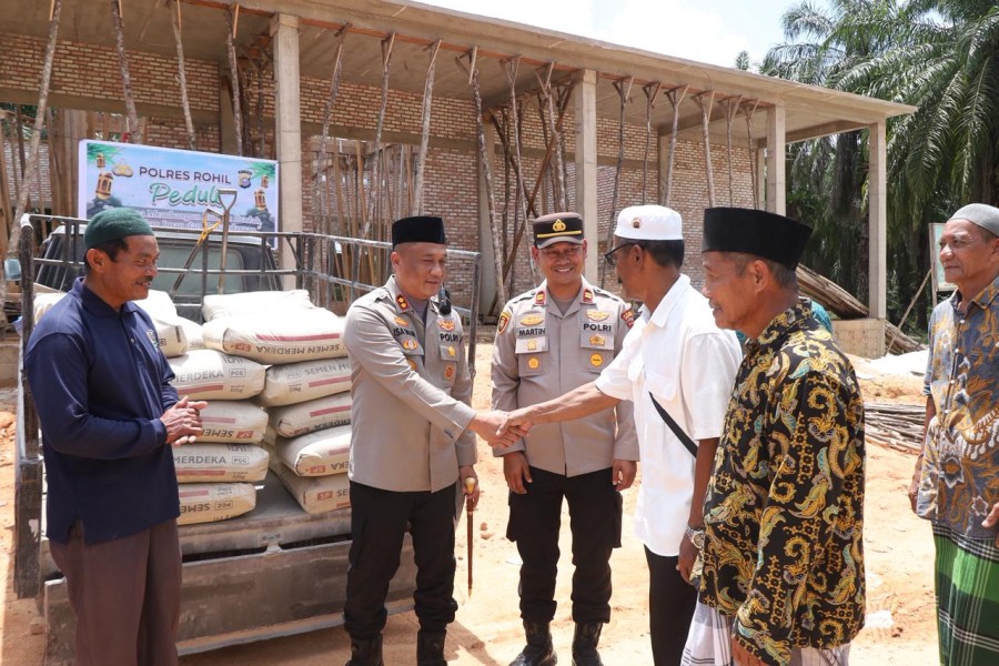 Kapolres Rohil AKBP Isa Imam Syahroni Serahkan Semen Renovasi Masjid