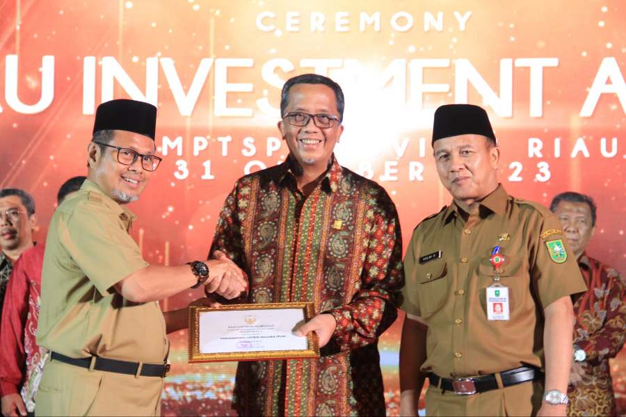 Akselerasi Pertumbuhan Ekonomi, PLN Raih Juara Pertama Riau Investment Award 2023