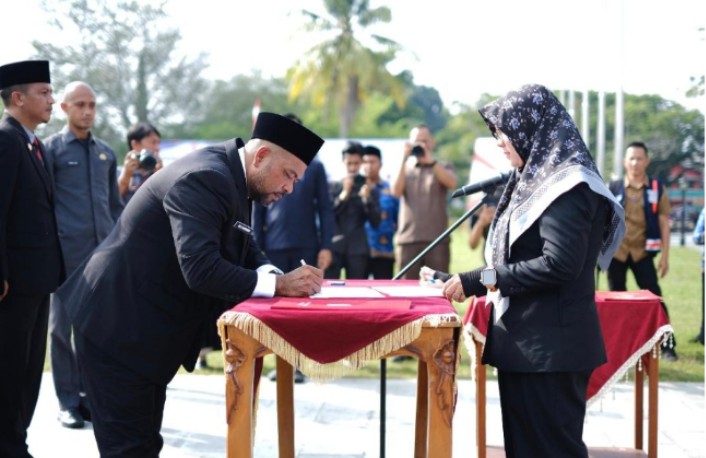 Terapkan Manajemen Talenta, 4 Putra Daerah Dilantik Jadi Kadis di Depan Istana Siak