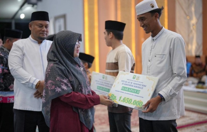 Bupati Afni Lepas Kafilah MTQ Siak: Bonus Naik 10 Persen, Hadiah Umrah Tetap Diberikan