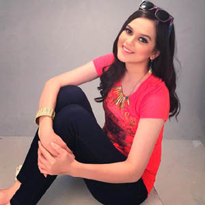 Cut Meyriska Dukung Keluarga