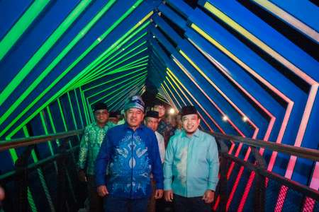 Pesona Skywalk Tengku Buwang Asmara Kota Siak di Malam Hari