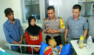 Orang Tua M Fazrul Tak Henti Tahan Tangis saat Tim JB, Besuk Anaknya di RS