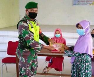 Babinsa Koramil 03/Siak Kodim 0303/Bengkalis Bagikan BLT untuk 113 KK