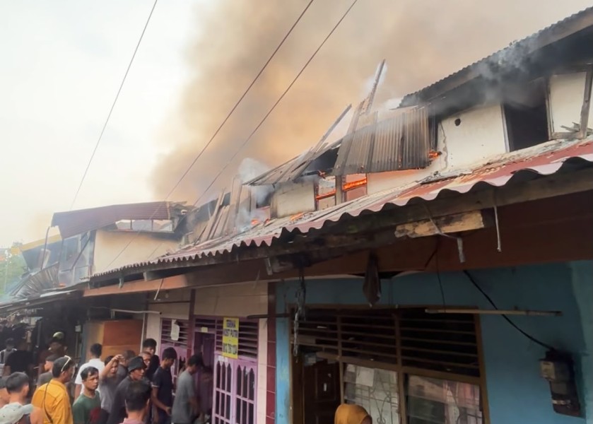 Kebakaran Hebat di Belakang Ramayana Pekanbaru, 12 Petak Rumah Semi Permanen Ludes