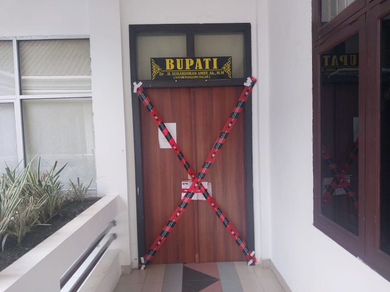 KPK Segel Kantor Bupati Kuansing, Suhardiman Amby Tak Terlihat