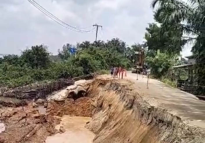 Sebelumnya Longsor, PUPR Riau: Jalan Lintas Inhil Sudah Bisa Dilalui