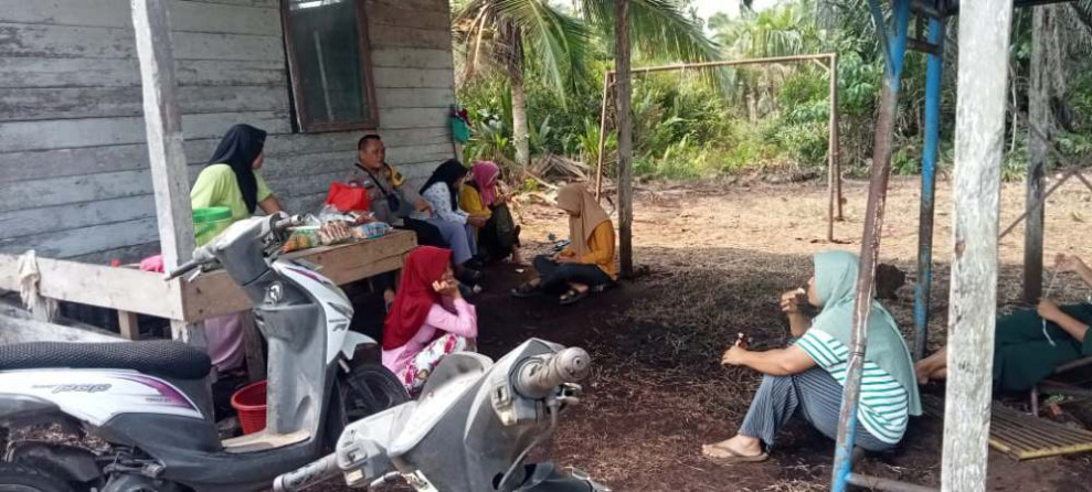 Sambangi Ibu-ibu, Bhabinkamtibmas Polsek Pulau Burung Ajak Ciptakan Kamtibmas Kondusif Pilkada 2024