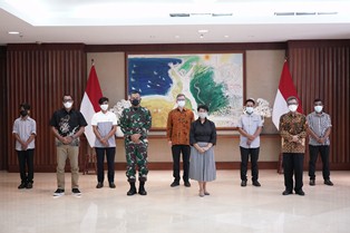 Kemlu Serahkan Empat ABK Korban Penyanderaan Abu Sayyaf ke Keluarga
