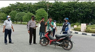 Di Siak, Pengendara tidak Patuhi Protokol Kesehatan Disaksi Nyanyikan Lagu Kebangsaan