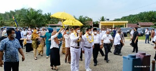 Andi Putra-Suhardiman Disambut Warga Dengan Kalungan Bunga