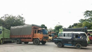 Antrian Mengular di Sejumlah SPBU, Pengemudi Terpaksa Beli BBM 'Ketengan'