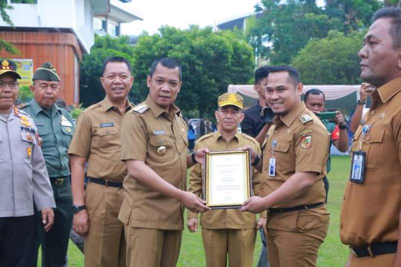 Diserahkan Muflihun, Camat Tenayan Raya dan Marpoyan Damai Terima Penghargaan Peduli Koperasi dan UMKM