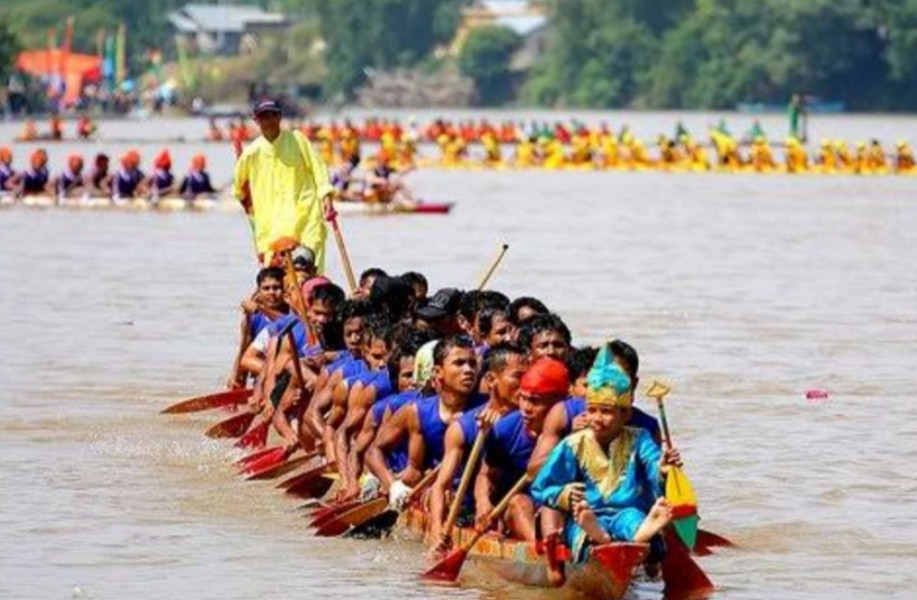 Hari Pertama Pacu Jalur Teluk Kuantan, Jalur Wako Pekanbaru Langsung Berhadapan dengan Jalur Asal Inhu