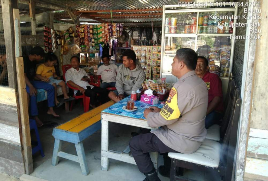 Bhabinkamtibmas Sambangi Warga Kampung Bekalar Sampaikan Pesan Pilkada Damai di Kecamatan Kandis