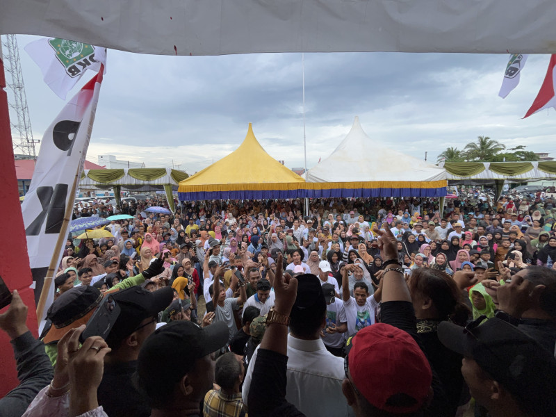 Membludak, Guyuran Hujan tak Surutkan Semangat Masyarakat Teluk Pinang di Kampanye Fermadani