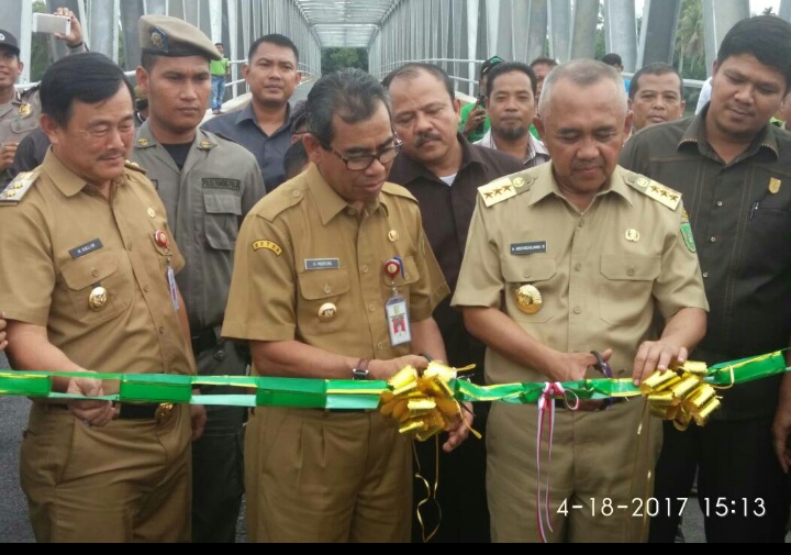 Gubri Resmikan Jembatan Pangean dan Inuman Kuansing