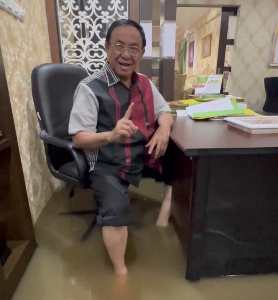 Dikepung Banjir! Bupati Wardan Sambil Senyum Berfoto Acungkan Satu Jari, Apa Pesannya? 