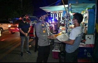 Patroli Skala Besar, Polres Inhu Sosialisasikan PPKM & Serahkan Bantuan