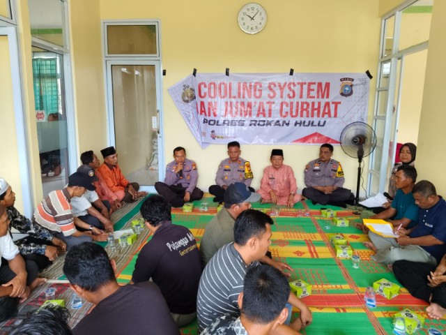 Kasat Binmas Pimpin Gelar Jumat Curhat dan Cooling System di Desa Rambah Utama Pasca Pilkada 2024