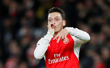 Mesut Ozil Disebut Titisan Dennis Bergkamp