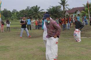 Bupati Alfedri Ikut Lomba Pacu Goni & Patok Lele, Warga: Ayo Pak Jangan Sampai Kalah