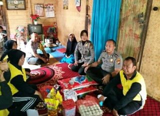 Polisi Peduli, Tim Jumat Barokah Sambangi Janda Tua