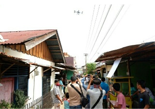 Warga Rebutan Minta Disemprot Disinfektan dengan Drone Spraying Polda Riau 