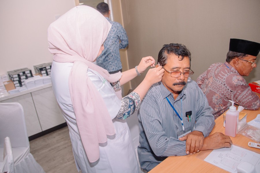 Bank Mandiri Taspen Berikan Alat Bantu Dengar Gratis ke 250 Lansia di Pekanbaru