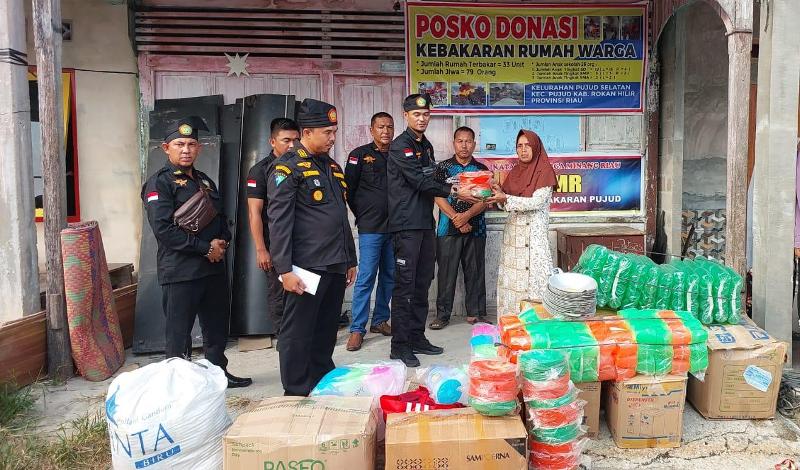DPDK LLMB Rohil Serahkan Bantuan Kepada Korban Kebakaran Rumah di Pujud