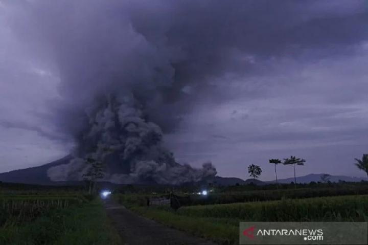 Gunung Semeru Erupsi Lagi, Lontarkan Abu Vulkanik 800 Meter, Ini Larangan Bagi Warga
