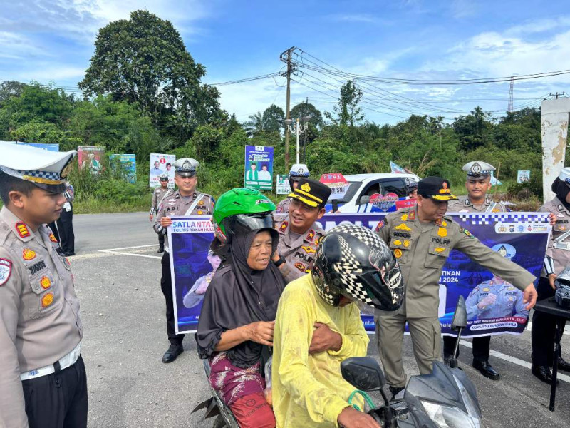 Ops Zebra Lancang Kuning 2024, Polres Rohul Bagikan Helm Gratis